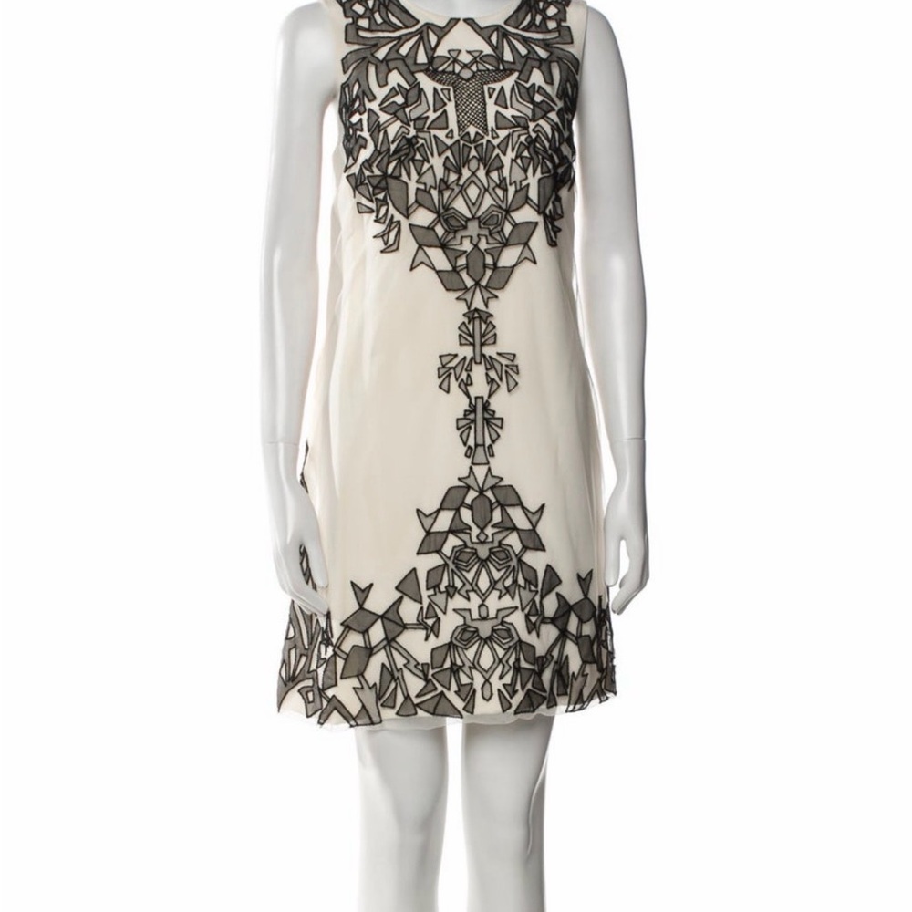 Monique Lillhulier Cream Embroidered Shift Dress || size 6